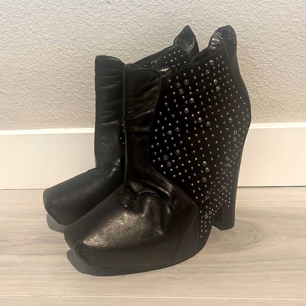 Gorgeous Black Boots